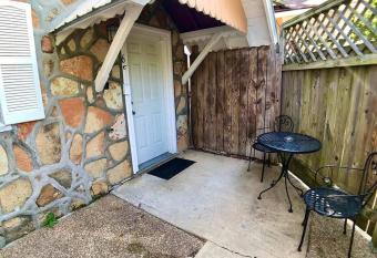D'vinery Rock Cottage/ #6 has rooms with a private hot tub