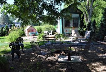 Whispering Winds Haven has rooms with a private hot tub