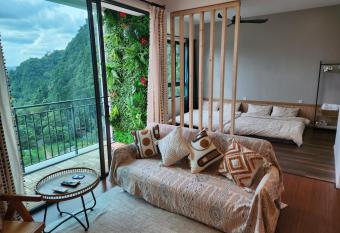 Unique Boho Style Condo with NETFLIX for up to 5PAX - Enjoy Mountain View while swimming at the Infinity Pool & Natural Hotspring Pool, 2mins walk to the Lost World of Tambun, Water Themepark at IPOH has rooms with a private hot tub
