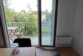 Appart cosy, calme & proche gare has Balcony rooms