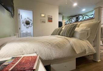 White Rock Studio has Balcony rooms