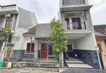 Kenayan Homestay Jogja has Balcony rooms