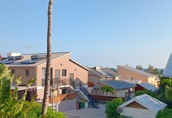 Studio spacieux    300 m de la plage has Balcony rooms