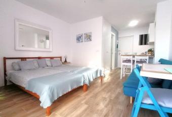 Coqueto estudio con vistas a 800 de la playa allows 18 year olds to book a room