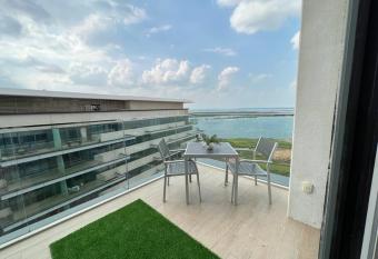 Life on Yas Island Beach has rooms with a private hot tub