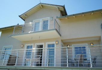 Vila Vesna has rooms with a private hot tub