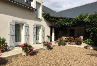 Guestroom Villentrois-Faverolles-en-Berry, 1 pi  ce, 3 personnes - FR-1-591-464 has Balcony rooms