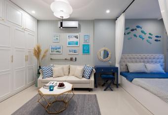 Vinhomes Smart City - T  y M    has rooms with a private hot tub