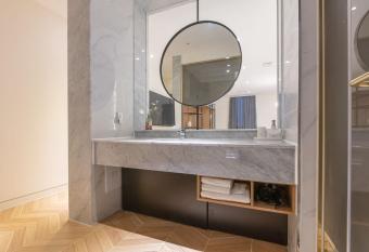 NOMAD HOTEL has rooms with a private hot tub