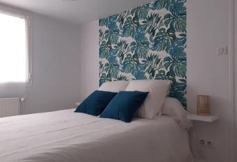 Appartement neuf et cosy has Balcony rooms