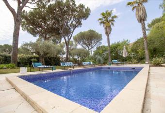 Spacious house with pool in Saint-Rapha  l has Balcony rooms