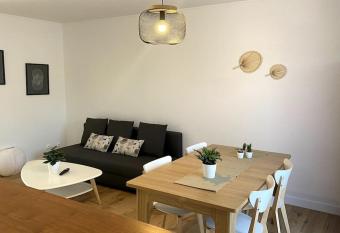 2 Appt enti  rement r  nov   has Balcony rooms