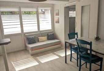 Appartement cosy plage    pied allows 18 year olds to book a room