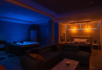 Level 2 Spa Apartman has rooms with a private hot tub