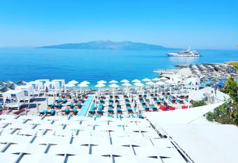 Cocktail & Dreams Hotel Saranda allows 18 year olds to book a room