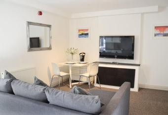 Modern 1 bedroom apartment close to Penzance town centre. allows 18 year olds to book a room