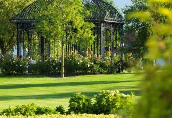 Luxury Jakuzi Garden has rooms with a private hot tub