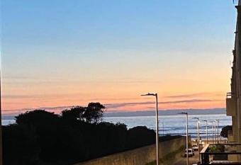 Lovely 2 bedroom apartment 100m from the beach has Balcony rooms