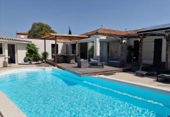 villa ORANANS allows 18 year olds to book a room