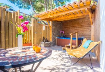 H  tel et Appart H  tel Les Flots Bleus has Balcony rooms