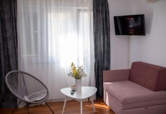 Apartment Mery allows 18 year olds to book a room