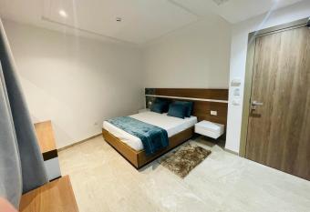 corail royal hotel allows 18 year olds to book a room