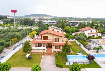 La Villa di Tony has Balcony rooms
