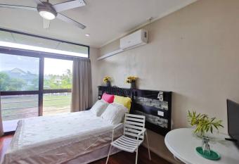 Master Bedroom in Shared Cozy River View Pool Apartment allows 18 year olds to book a room