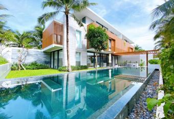 Luxury 3BR villas in Phu Quoc has rooms with a private hot tub