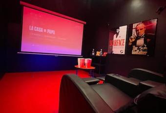 La Suite Casa D   lov   2.0 jacuzzi & cinema priv   allows 18 year olds to book a room