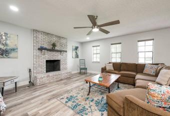 3 Bedrooms Mins from Beaches, Speedway, Airport allows 18 year olds to book a room