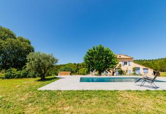 Domaine La Procureuse allows 18 year olds to book a room