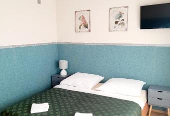 Villa Iris allows 18 year olds to book a room