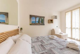 [Lago di Como] Lecco Centro - 1    da lago/stazione has Balcony rooms