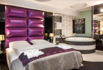 Hotel Zimowit has rooms with a private hot tub