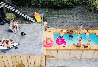 Buenas Noches Villa Standing piscine & wellness has rooms with a private hot tub