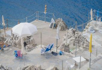 Sea House on the rocks has Balcony rooms