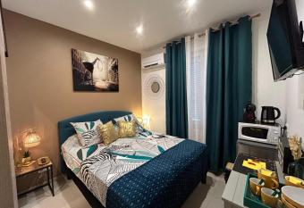 LA MADDYSON allows 18 year olds to book a room