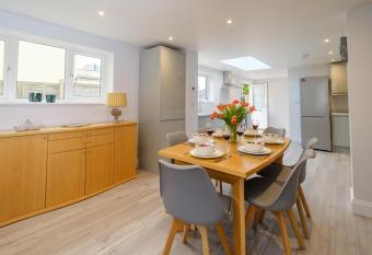 Primrose Cottage has Balcony rooms