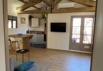 Le petit loft des halles has Balcony rooms