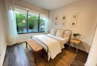 Boho Buckhead City Loft has rooms with a private hot tub