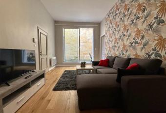 Bright apartment - near Place de la Victoire has Balcony rooms