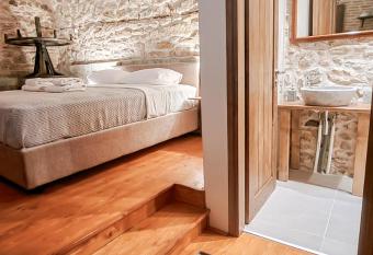 The Cellar Studios - by Avelink has Balcony rooms