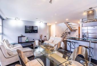 Penthouse Poblado con vista 1 mes m  nimo has rooms with a private hot tub