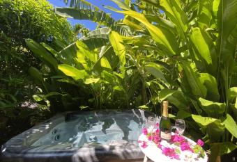 Kaz ananas, spa privatif ,plage du Helleux has rooms with a private hot tub