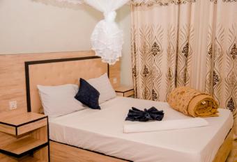 GISOZI RESIDENCE APARTMENT has rooms with a private hot tub