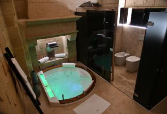 SUITE ATHENA has rooms with a private hot tub