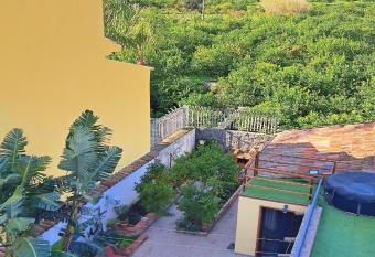 Limoneto Etna View has rooms with a private hot tub