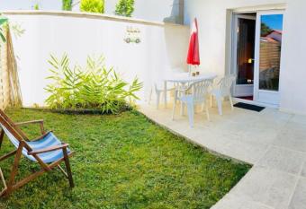 Studio    Anglet tr  s lumineux avec jardinet has Balcony rooms
