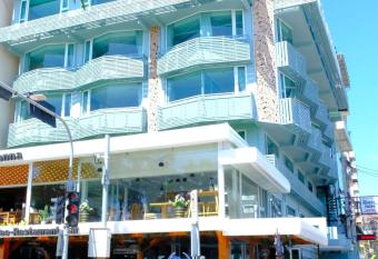 The Beach Front Resort, Pattaya allows 18 year olds to book a room
